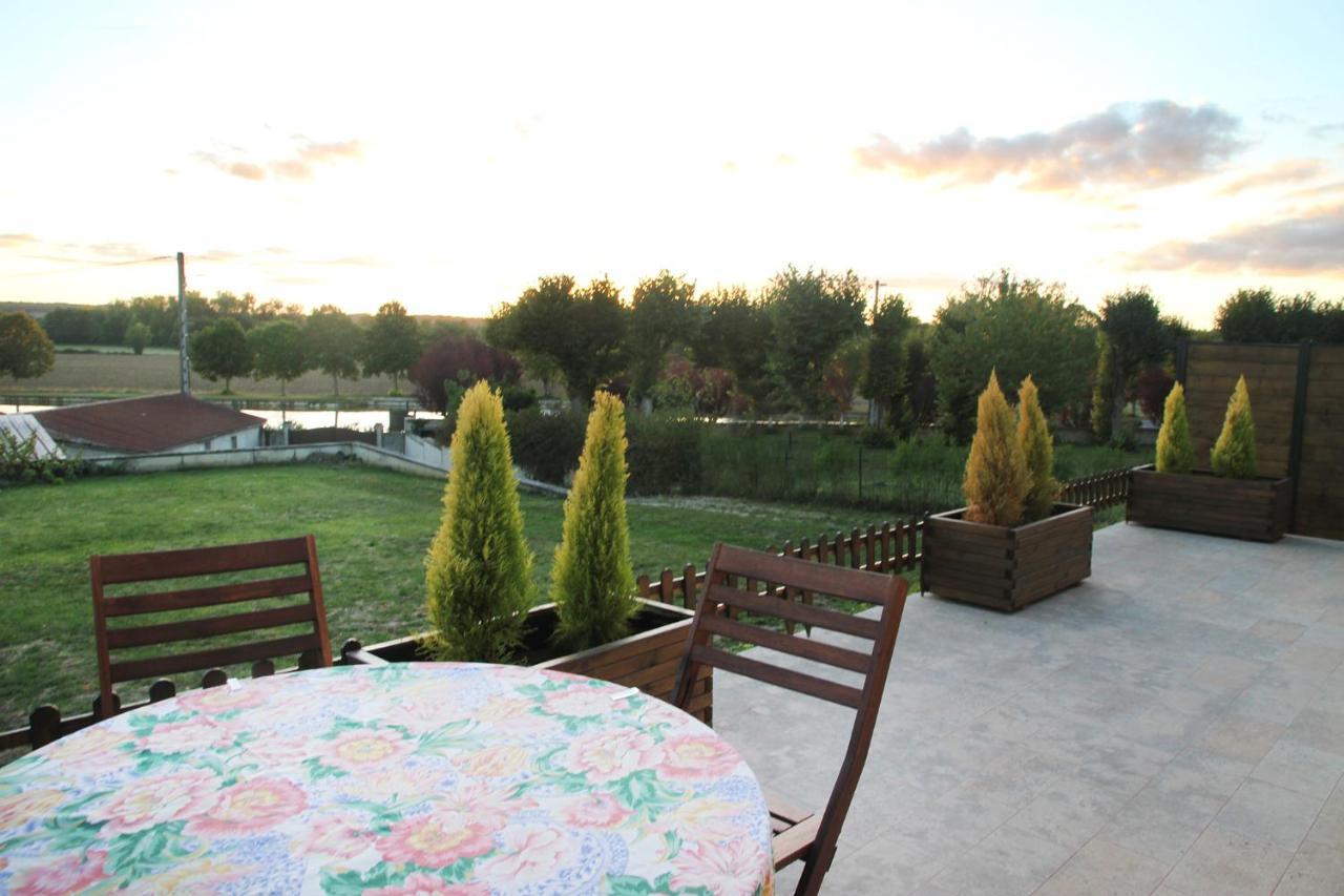La Maison Et Son Jardin Sur Le Canal De Bourgogne *