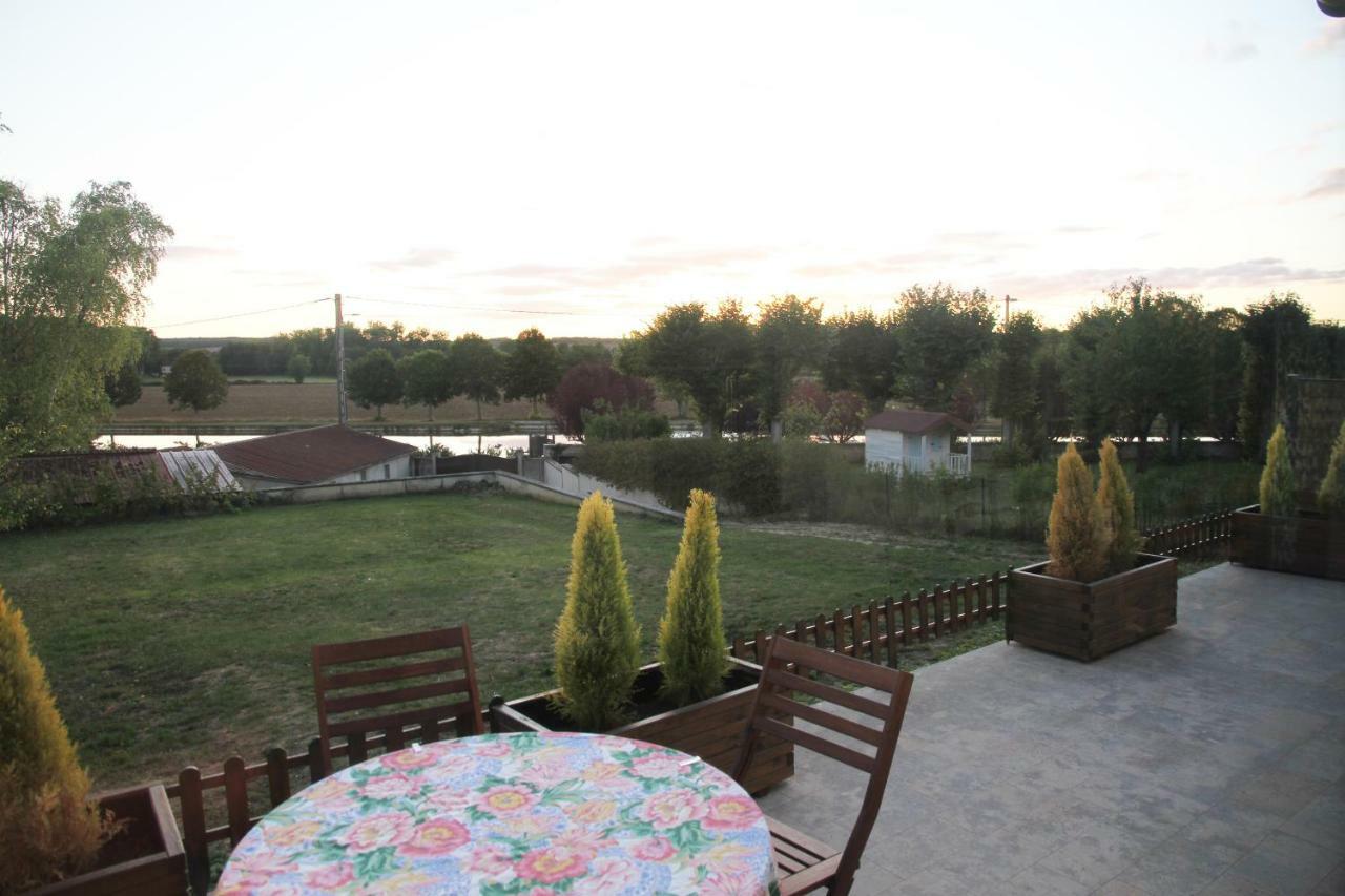 La Maison Et Son Jardin Sur Le Canal De Bourgogne * Ravieres